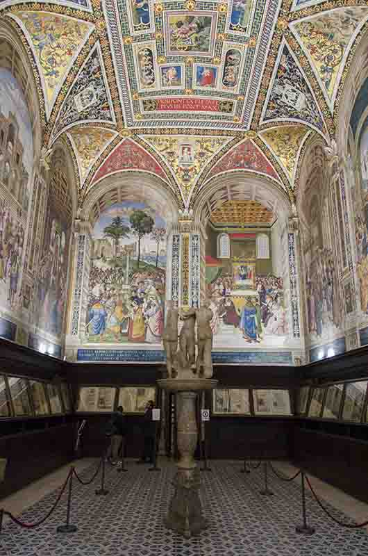 58 - Italia - Siena - catedral - interior - biblioteca